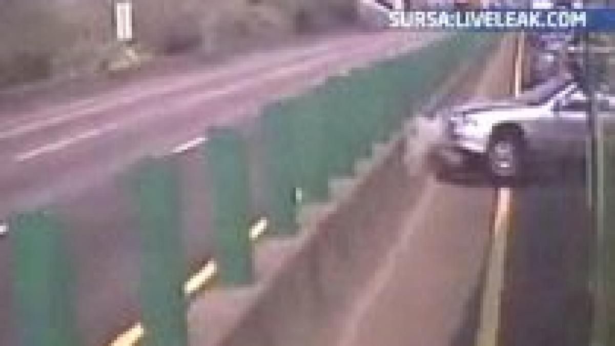 carnagiu in taiwan 6 morti si 11 raniti dupa ce un autobuz a scapat de sub control imagini socante