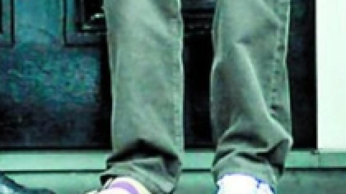 miliardar aerian abramovici incaltat cu un adidas si un papuc foto