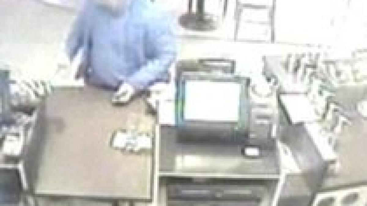 timisoara surprins de camerele de supraveghere cand fura un portofel video