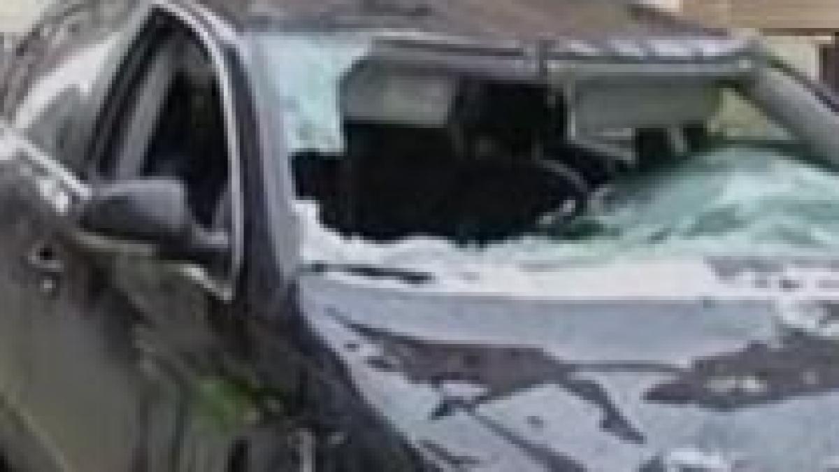 atentie unde iti lasi masina cad bucati de gheata de pe bloc video