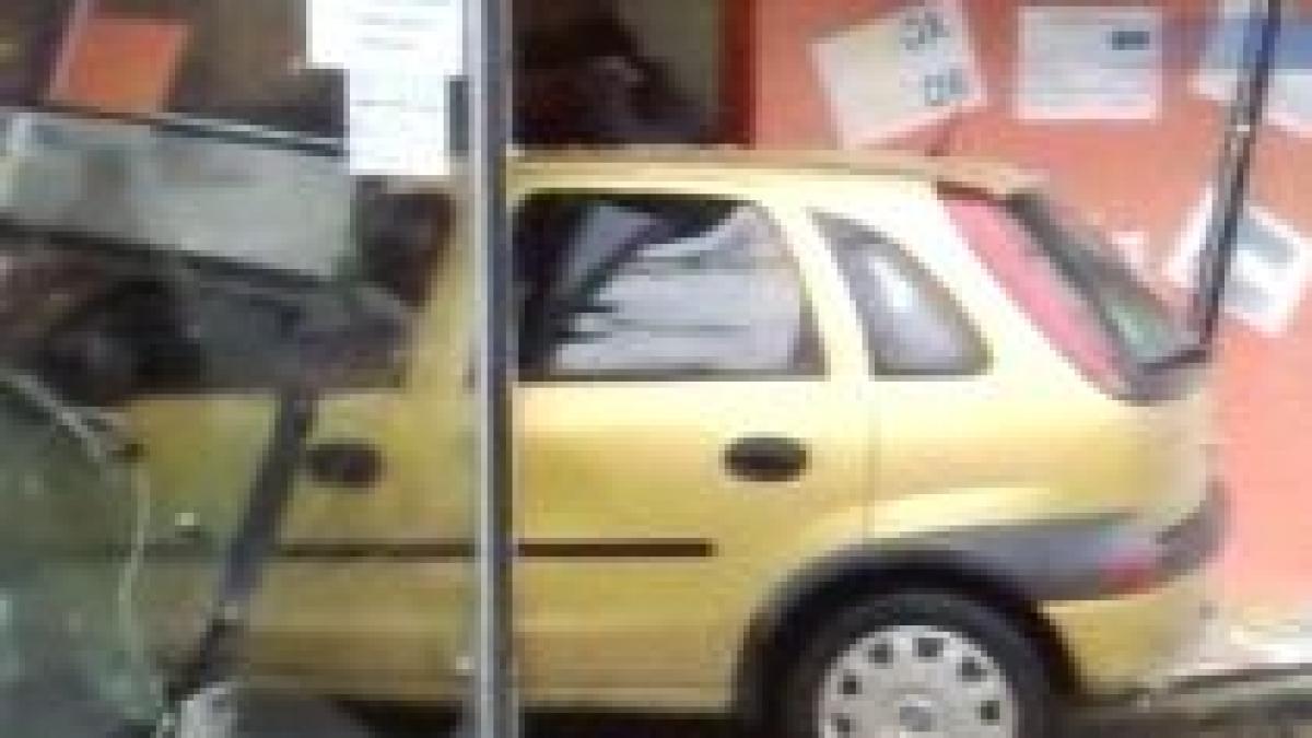 o soferita din galati a parcat in vitrina unui magazin video