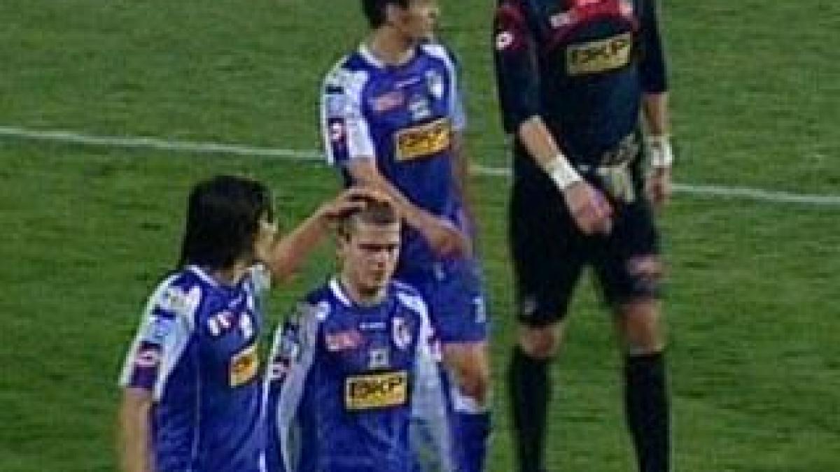 fc timisoara invinge poli iasi in extremis impulsionata de golul unui spectator video