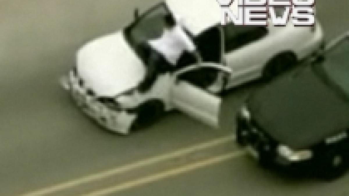 se arunca in fata propriei masini ca sa scape de politistii care il urmareau video