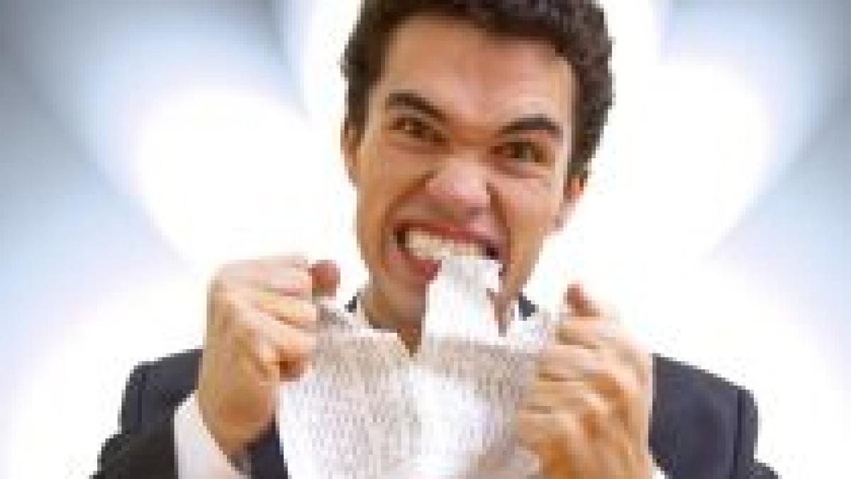 un barbat a mancat biletul de avion care i a adus 10 000 de euro inainte de a incasa premiul