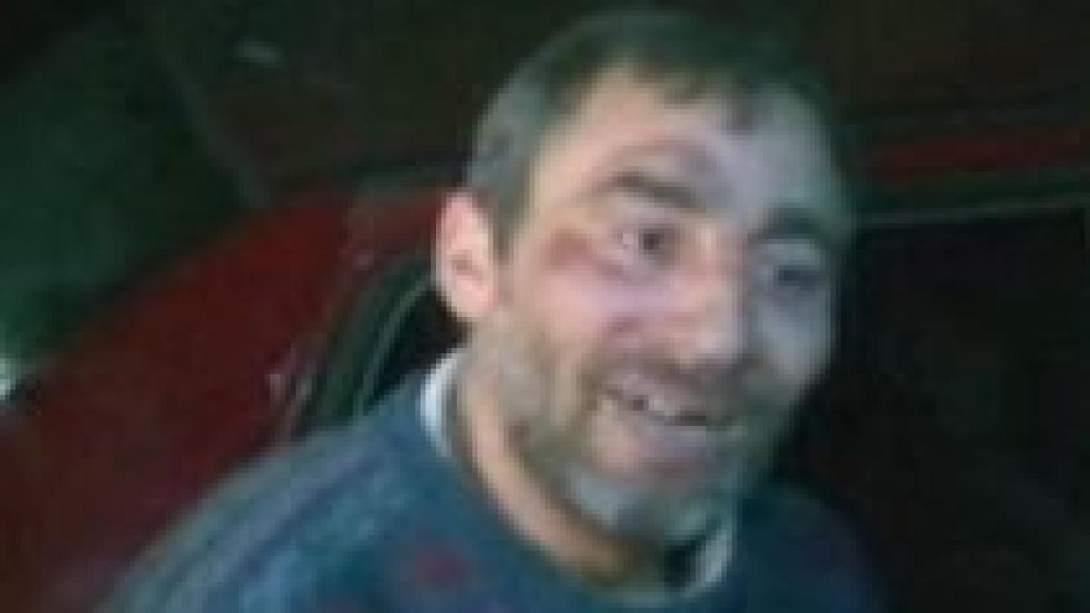 un barbat a protestat de pe o macara amenintand ca se arunca video