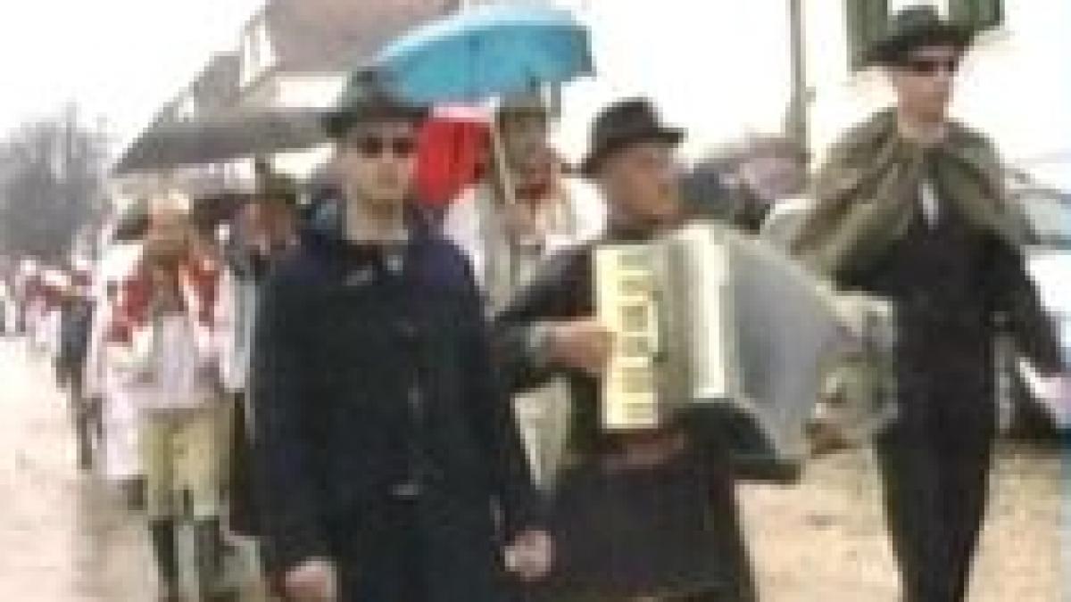 sute de turisti prezenti la ritualul maghiar de ingropare a iernii video