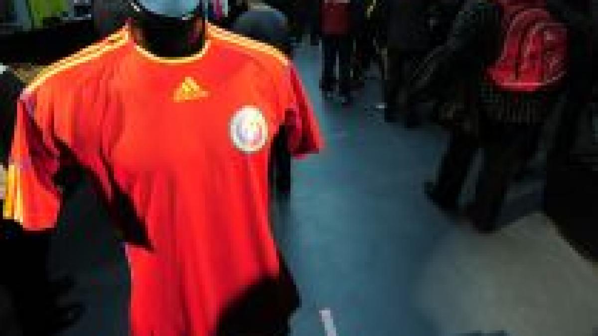 tricolorii in rosu vezi in ce tricouri vor aparea pe teren chivu si compania foto