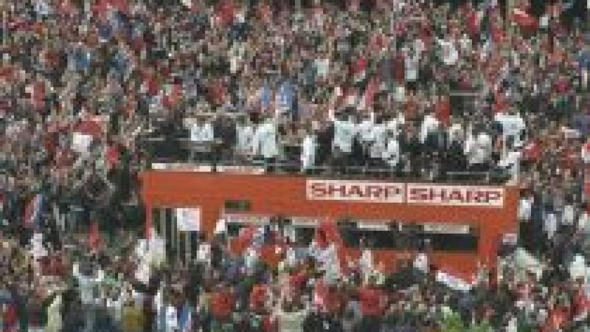 suporterii lui man united in extaz patru investitori englezi ofera 1 1 miliarde de euro pentru club