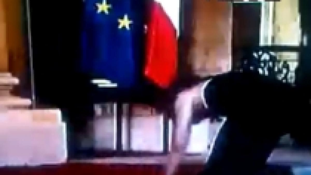 cantareata mylene farmer se impiedica pe scarile palatului elysee video