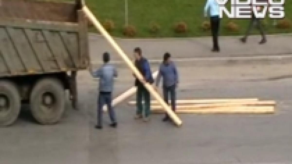 dorel de turnu severin a pierdut pe sosea lemnele pe care le transporta in camion video