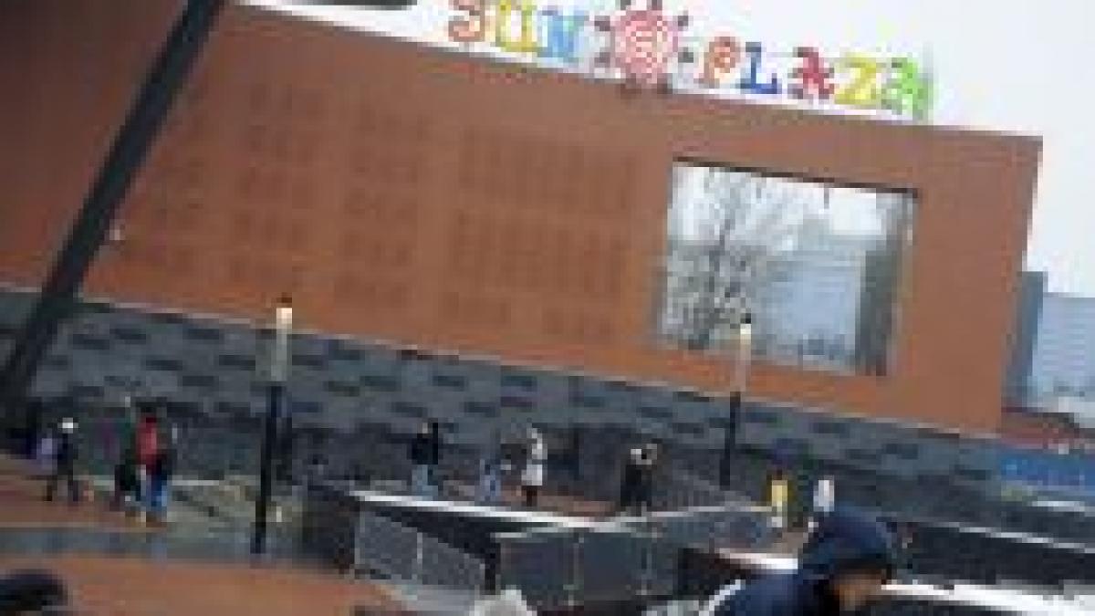 accident de munca langa mall ul sun plaza din capitala soldat cu un mort si doi raniti video