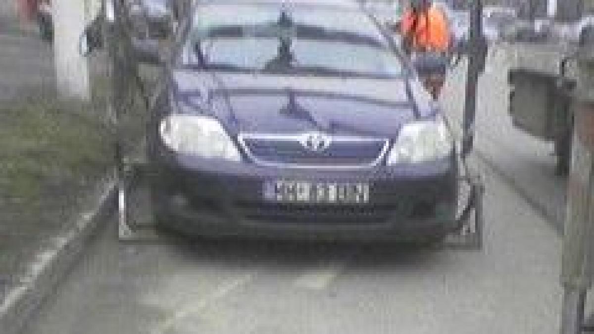 politia romana la vanatoare masina ridicata pentru o roata parcata ilegal foto