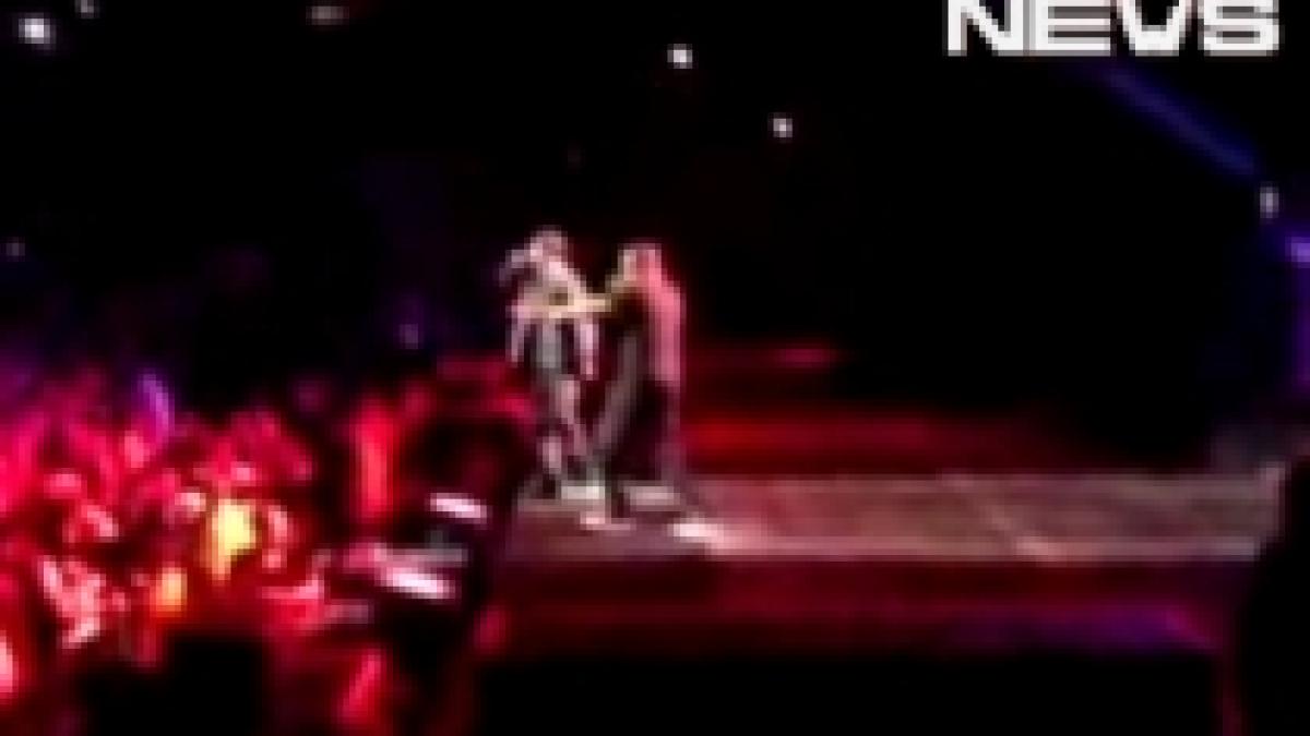 un fan a fost aruncat de pe scena la concertul rapperului jay z video