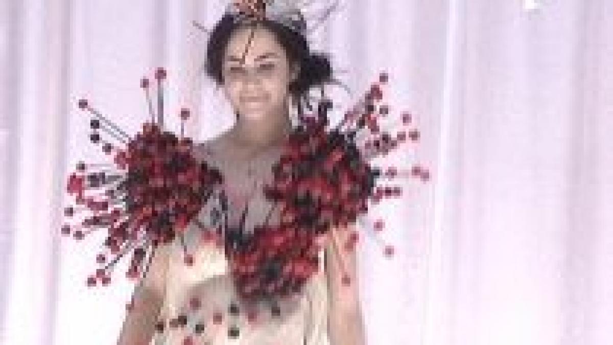 rochii din jeleuri covrigei si usturoi prezentate de studentele de la arte video