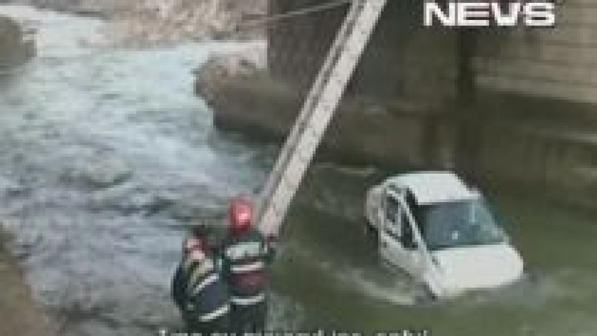 targu jiu un tanar a plonjat cu masina in apa de pe un pod inalt de opt metri video