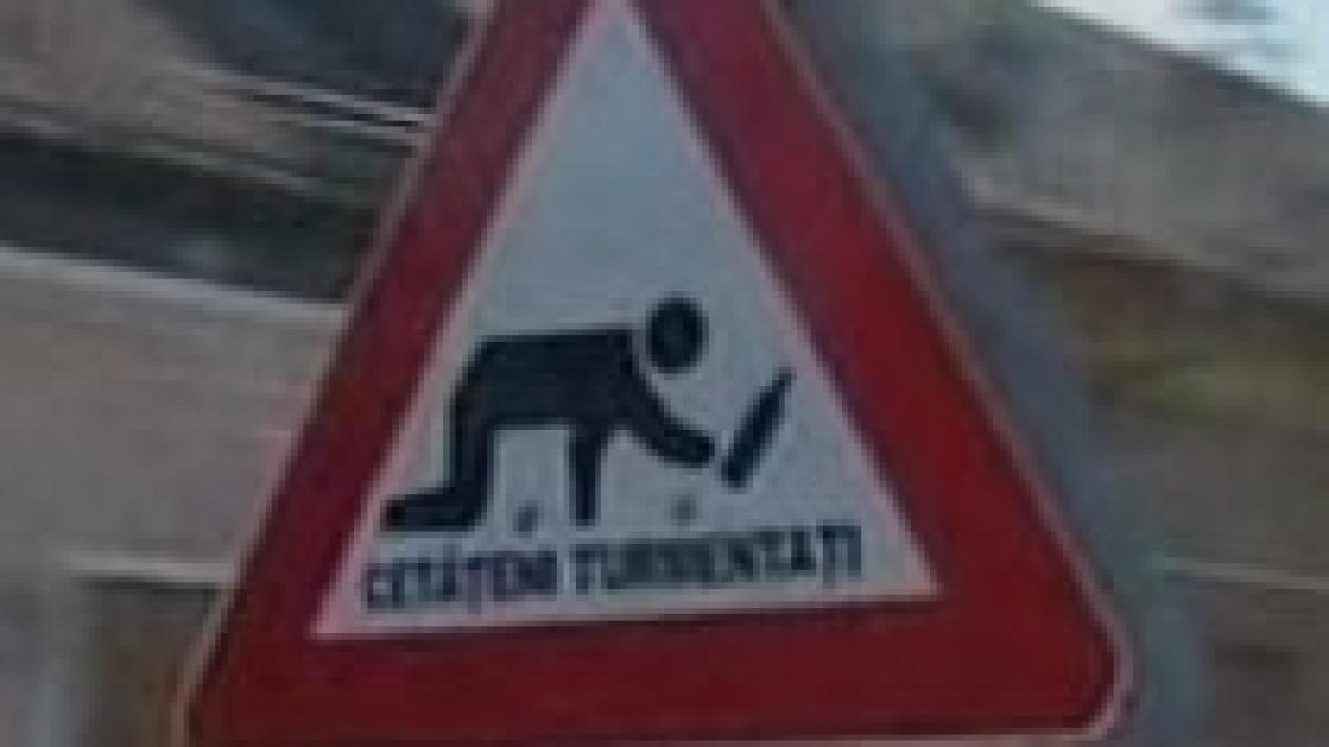 indicatoare rutiere inedite langa un birt aradean video