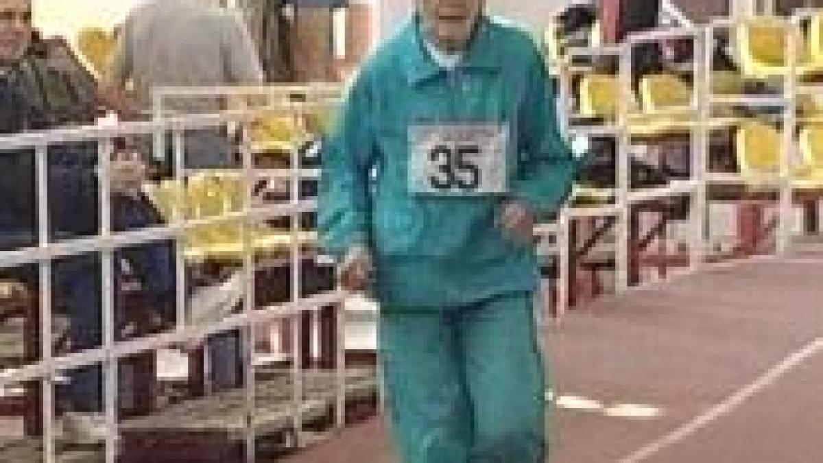 la 89 de ani o romanca alearga in cursa de 400 de metri video
