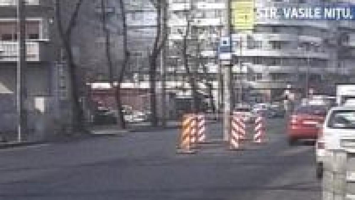 stalp in mijlocul unei strazi din capitala video