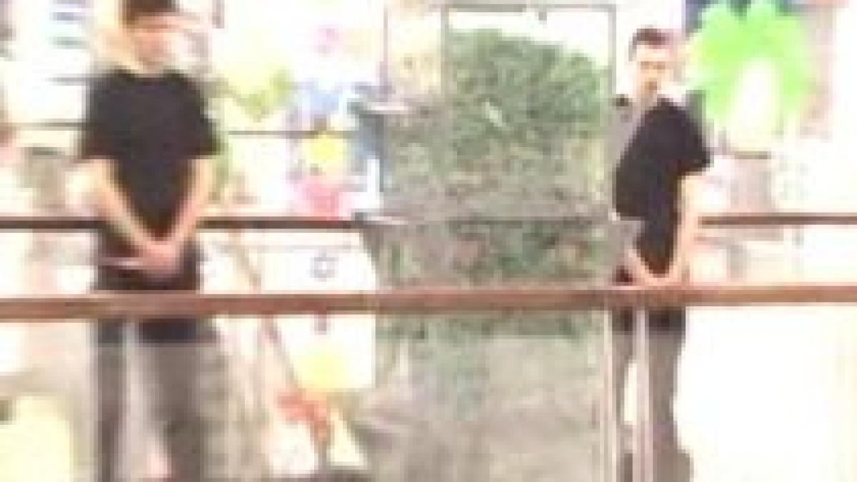 un roman a intrat neoficial in cartea recordurilor ingropat in jumatate de tona de cioburi video