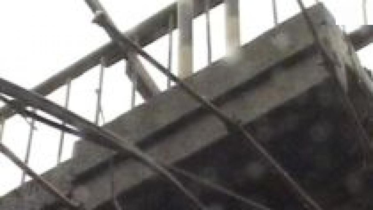 la un pas de moarte doua placi de beton s au desprins din podul sub care se afla o locuinta video