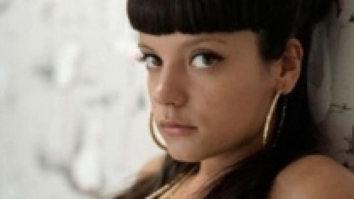 lilly allen si a oprit concertul din cauza unor batausi ar trebui sa va fie rusine video