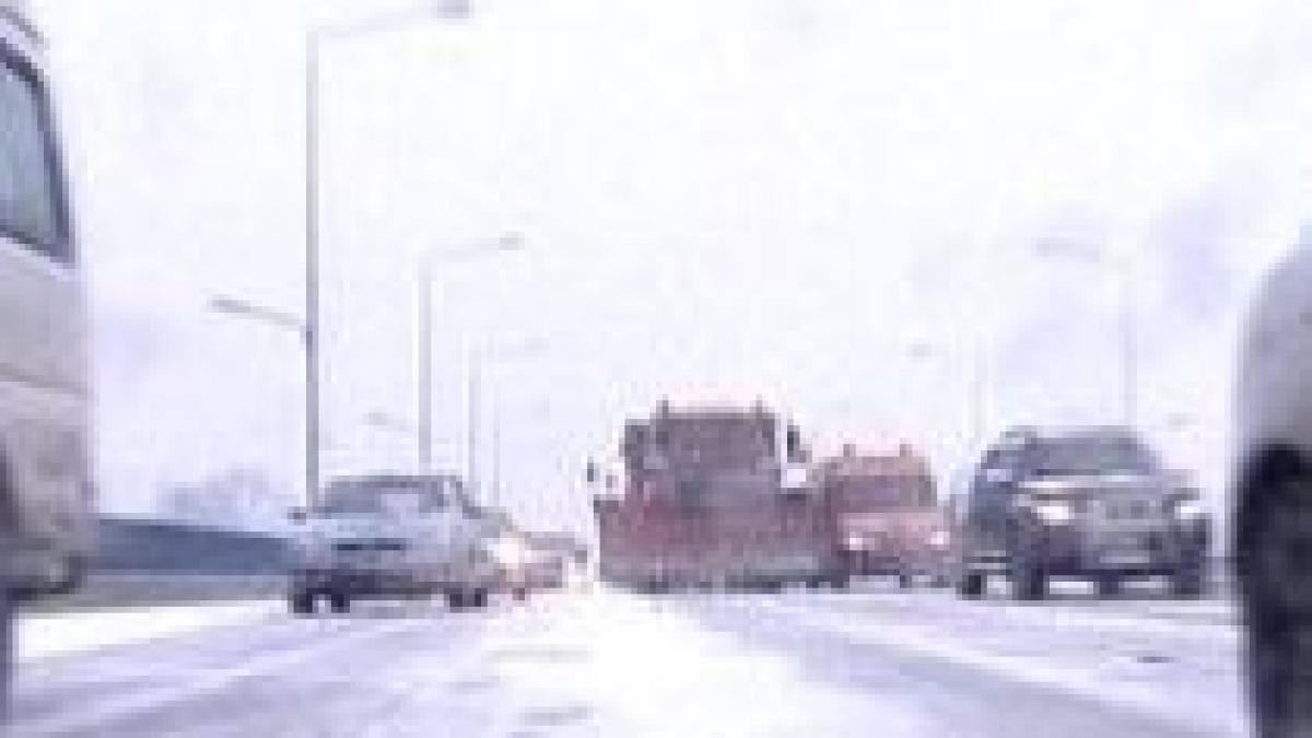 traficul rutier dat peste cap de ninsori vezi drumurile acoperite cu zapada video