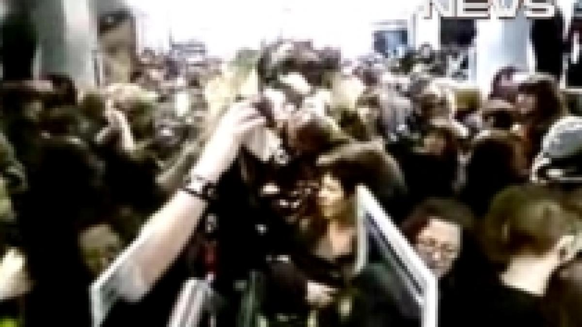 isterie intr un magazin din franta s au calcat in picioare ca sa cumpere haine video