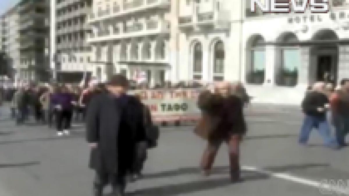 manifestatii stradale circuatie blocata presa inghetata grecia paralizata din nou de greva video