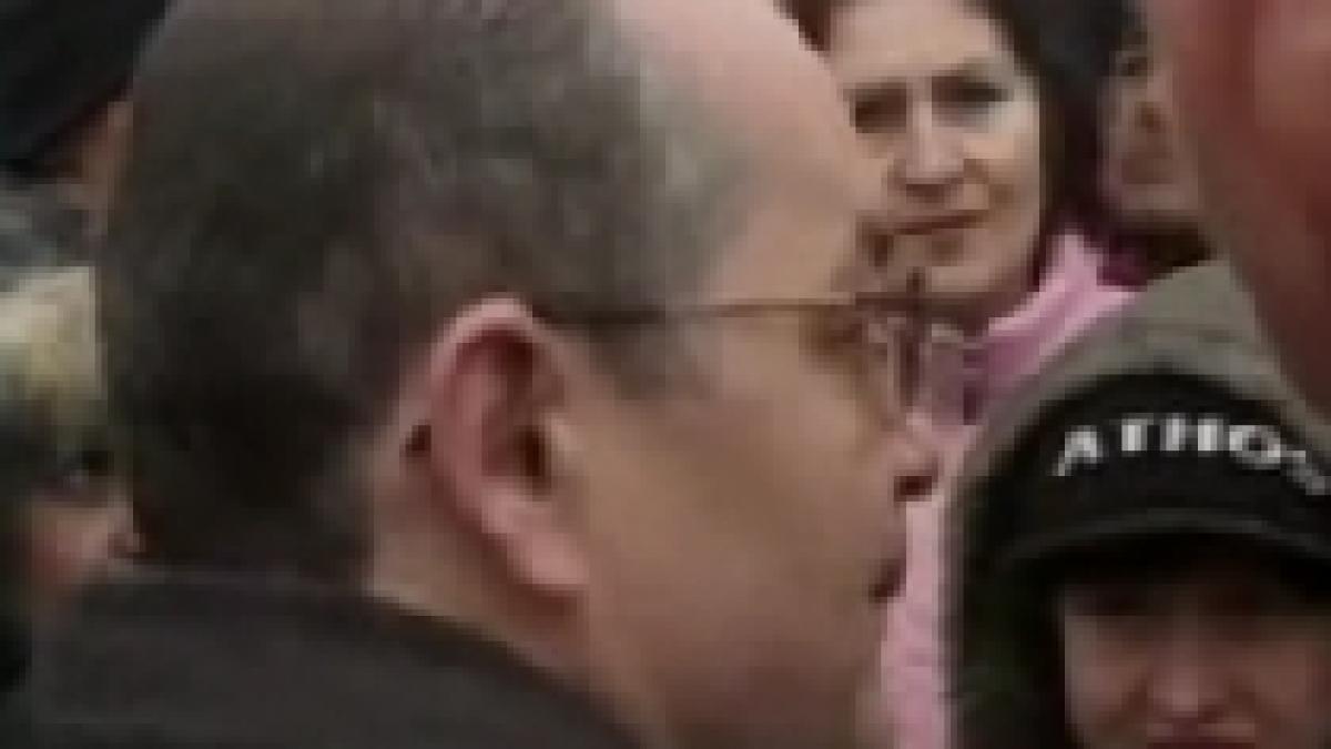 emil boc asediat la guvern de protestatari de ce luati numai de la saraci video
