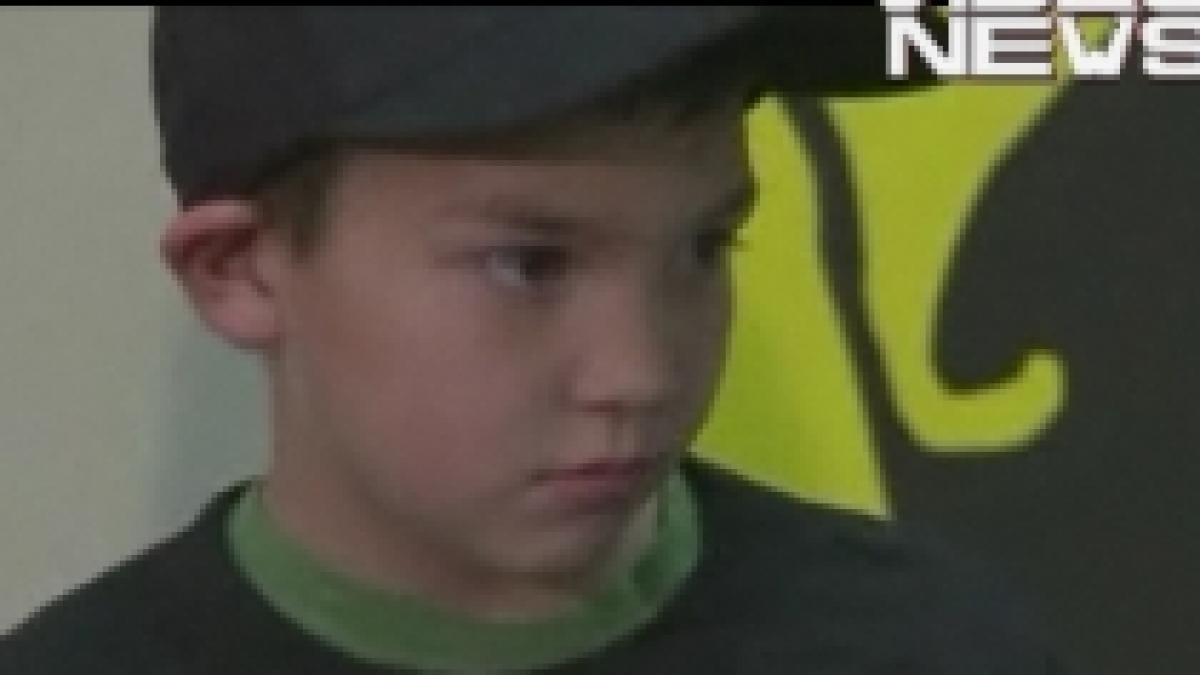 erou la sapte ani un baietel si a salvat familia din mainile hotilor video