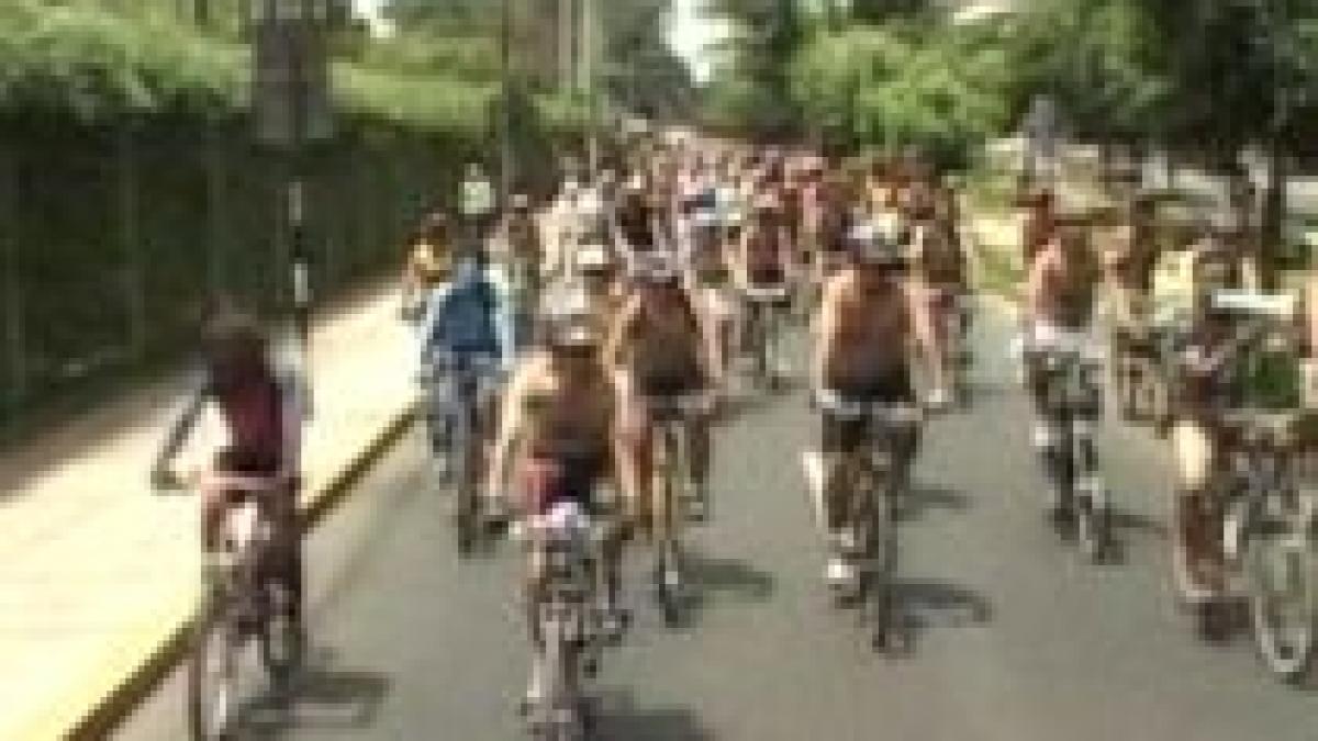 biciclisti nud au manifestat impotriva culturii automobilului in peru video