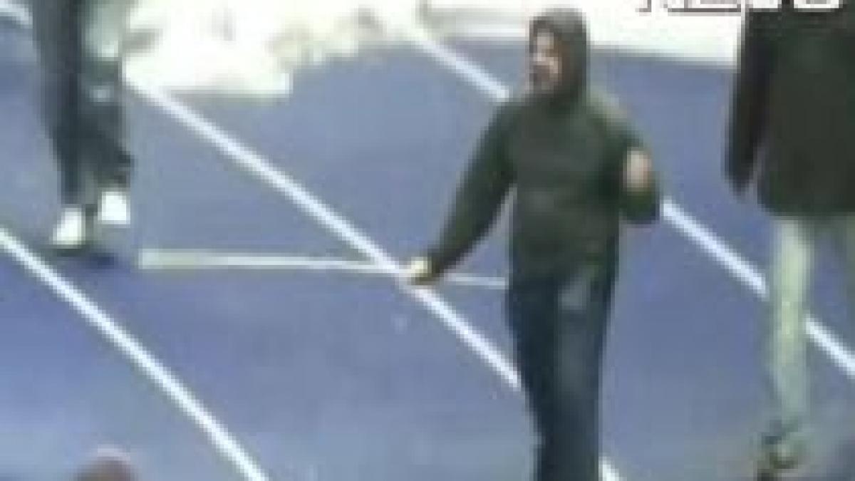 panica la berlin dupa ce fanii echipei hertha au incercat sa isi atace jucatorii video