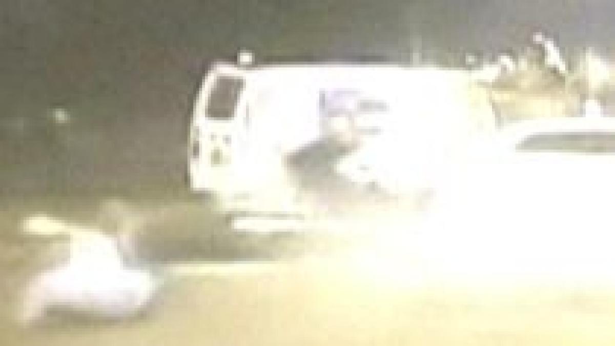 un politist american a scapat cu viata dintr un accident groaznic video