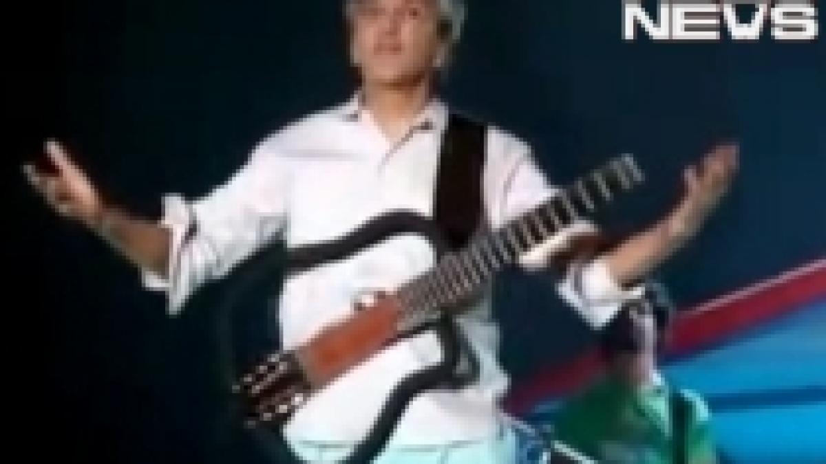 un cantaret cade de pe scena in mijlocul spectacolului video