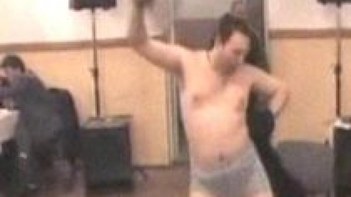 un lider sindical face pe stripperul la o petrecere de 8 martie video