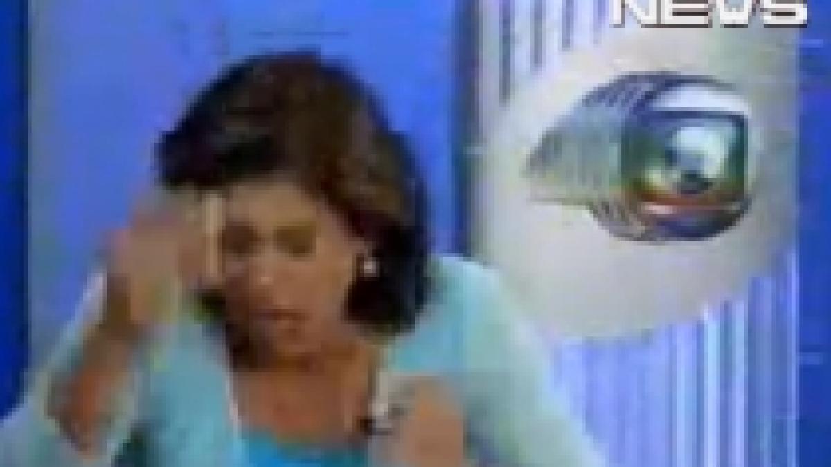 i a cazut decorul in cap o prezentatoare a fost lovita in direct video