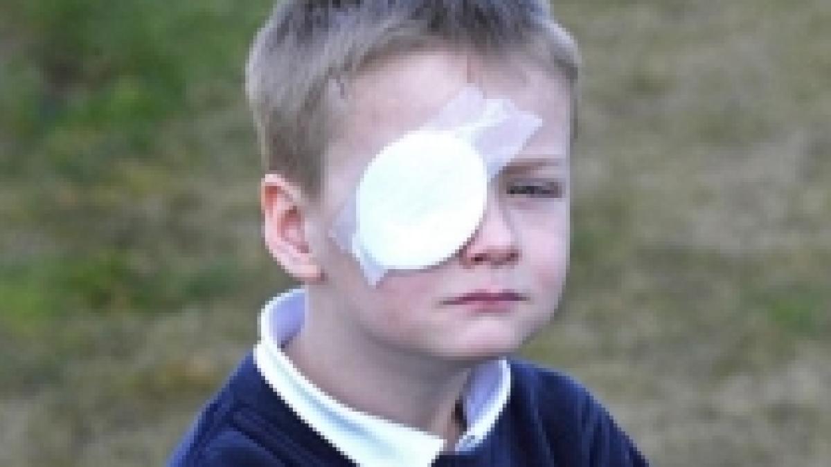 o asistenta medicala i a turnat lipici in ochi unui copil de 6 ani din greseala foto