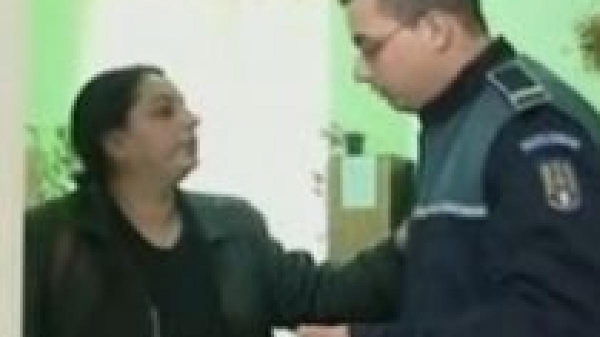 profesoara care a palmuit un politist va fi data afara din invatamant video