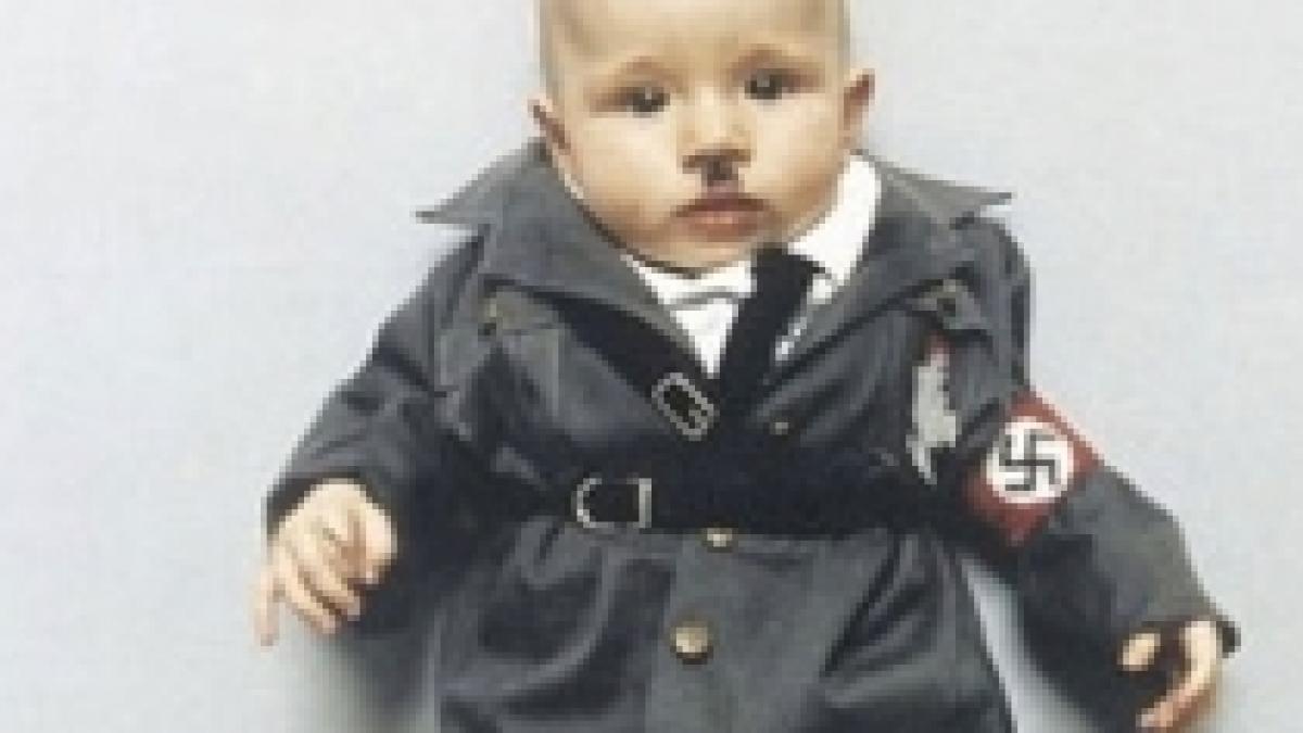 bebelusul dictator o artista si a deghizat fetita in cei mai sangerosi lideri ai secolului xx foto