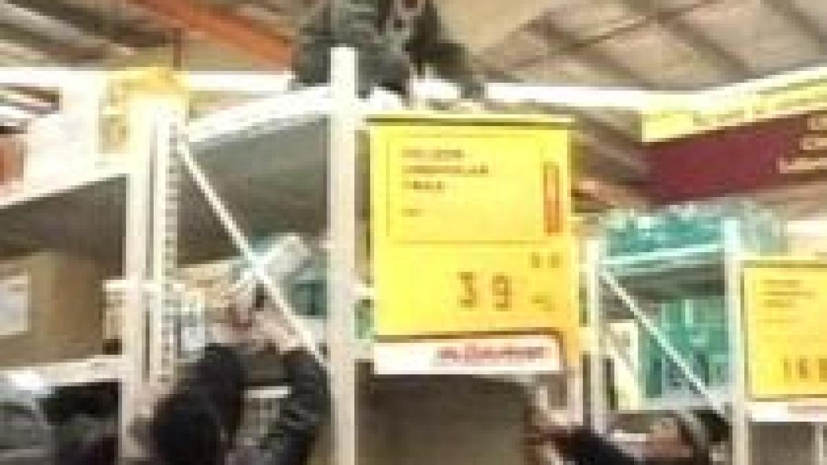 isterie la deschiderea unui magazin de bricolaj mii de oameni s au calcat in picioare video