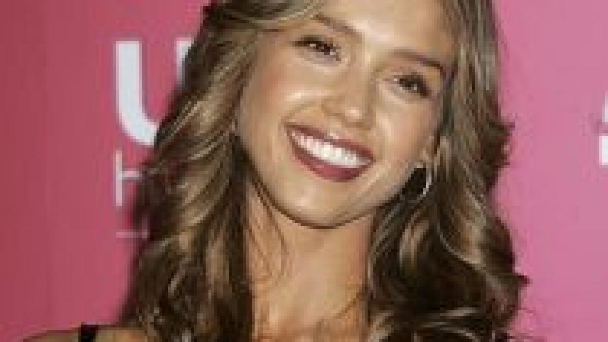 jessica alba a vizitat stadionul finalei cupei mondiale va fi un turneu de tinut minte