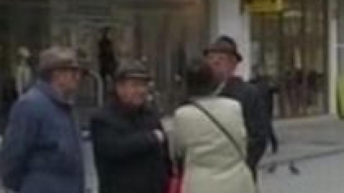 nivelul de trai tot mai afectat de criza doi din trei romani traiesc mai rau decat anul trecut video