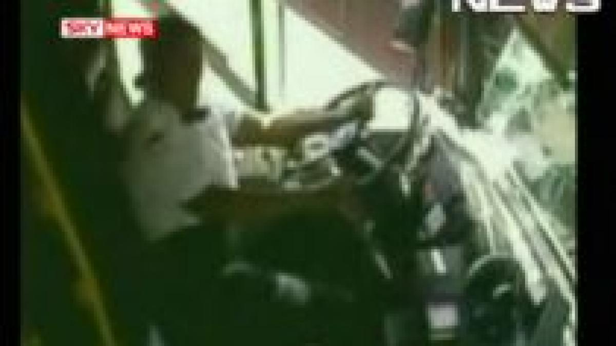 houston autobuz filmat in timp ce intra in coliziune cu un metrou usor video