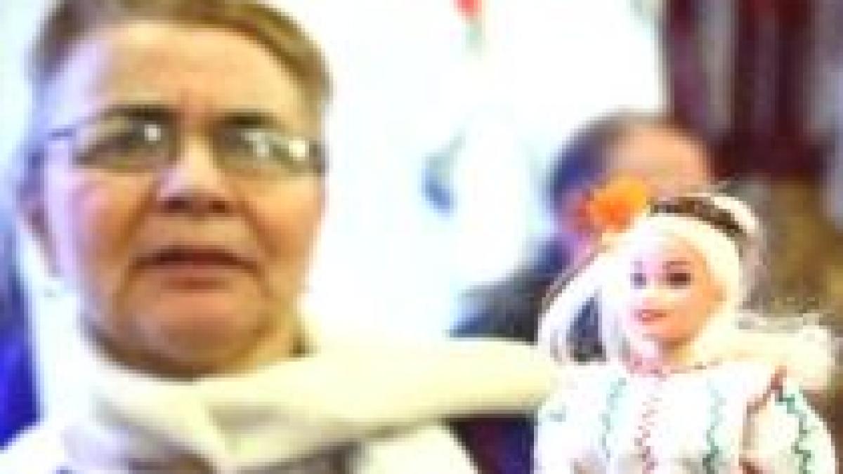 papusa elena udrea este expusa la palatul parlamentului si costa 30 de lei video