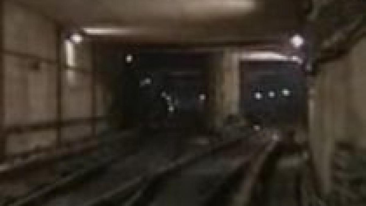 prinsi in timp ce furau banda care protejeaza circuitele electrice de la metrou video