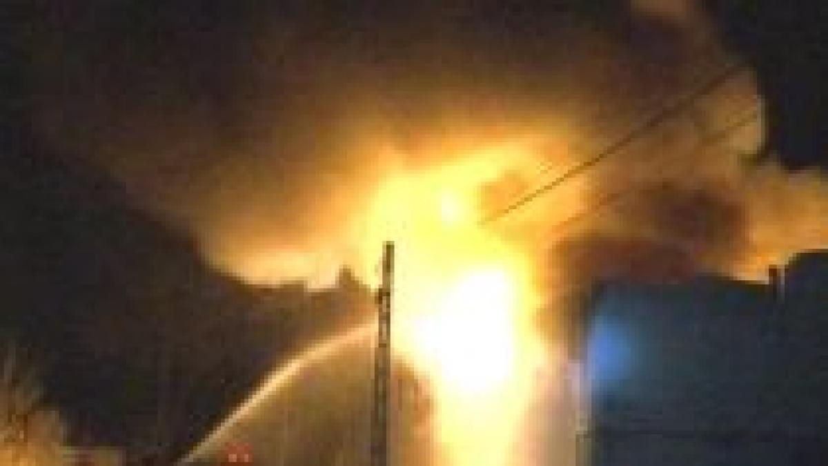 doua incendii de proportii in tara o fabrica si trei hectare de vegetatie distruse video