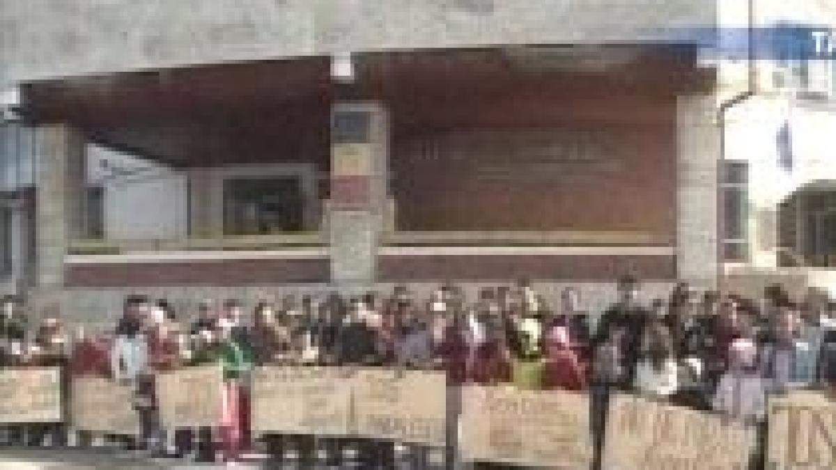 inchiderea unei scoli din targu jiu a scos in strada 100 de parinti si elevi video