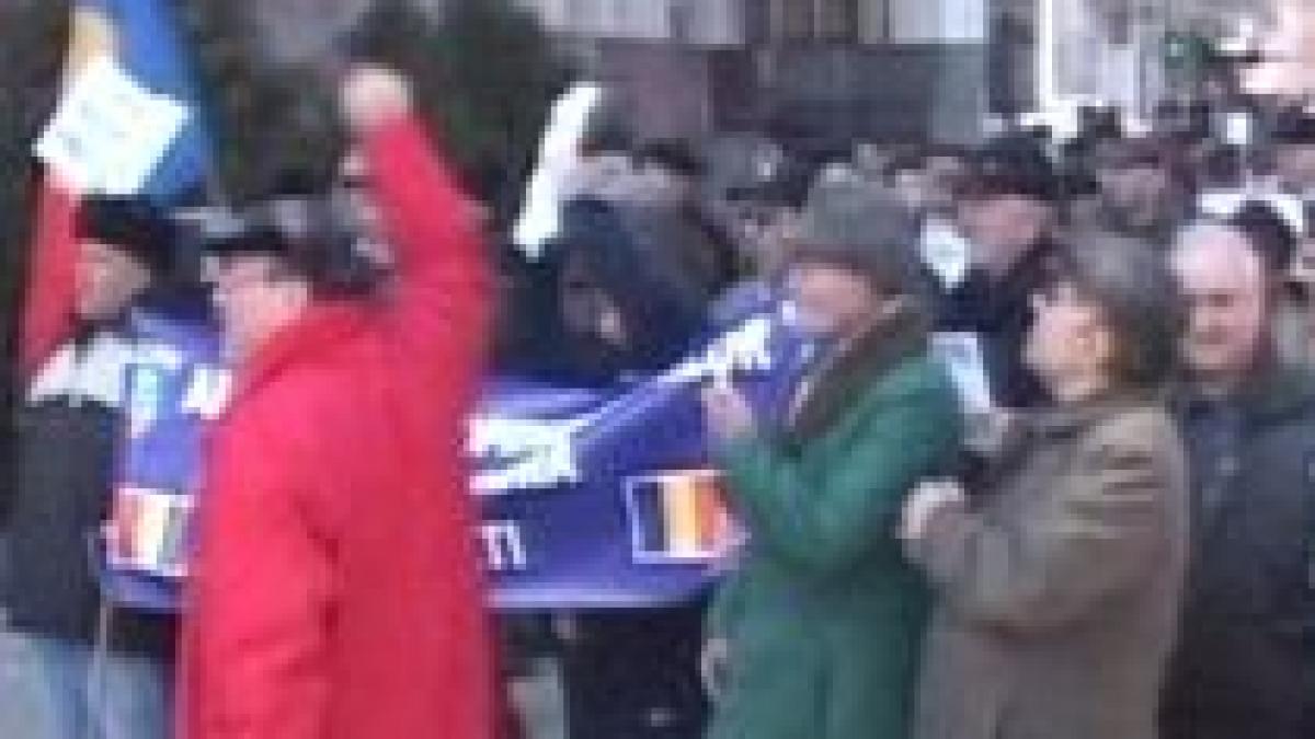 pensionarii galateni au protestat in fata prefecturii nemultumiti de pensii video