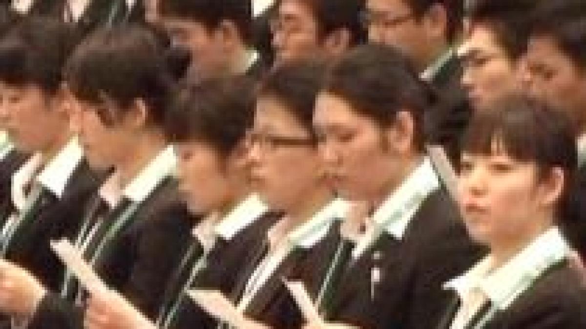 ritualul angajarii la japonezi tine o zi intreaga se recita imnul firmei si se fac juraminte de