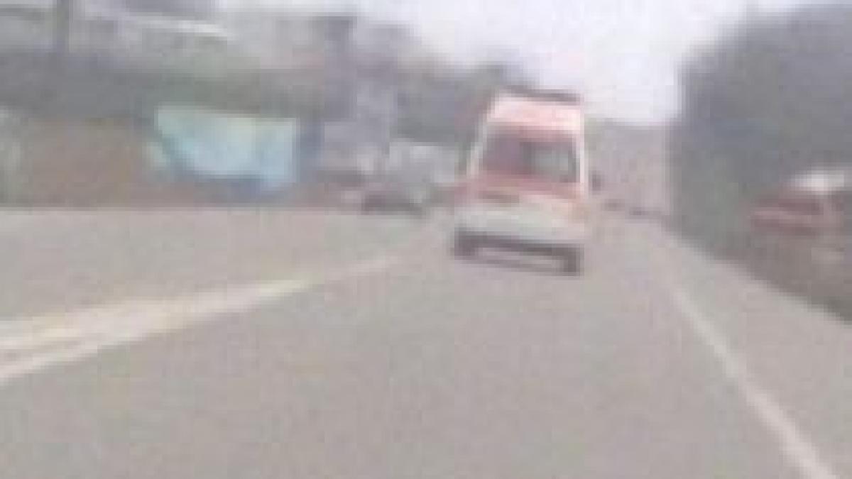 ambulanta in misiune urmarita de cativa tineri grabiti video